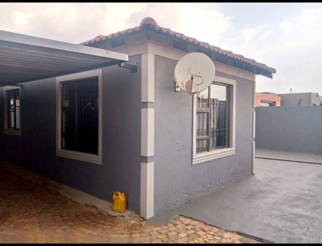 4 BEDROOM HOUSE FOR SALE IN PROTEA GLEN